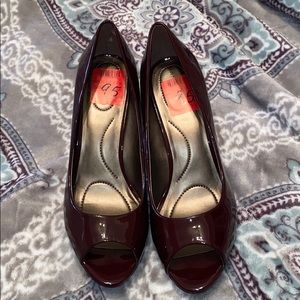 Bandolino B Flexible peep toe heels